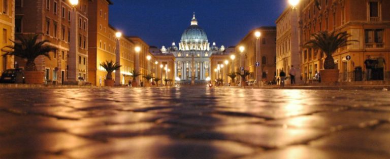 Plaza San Pedro de noche via conciliazione