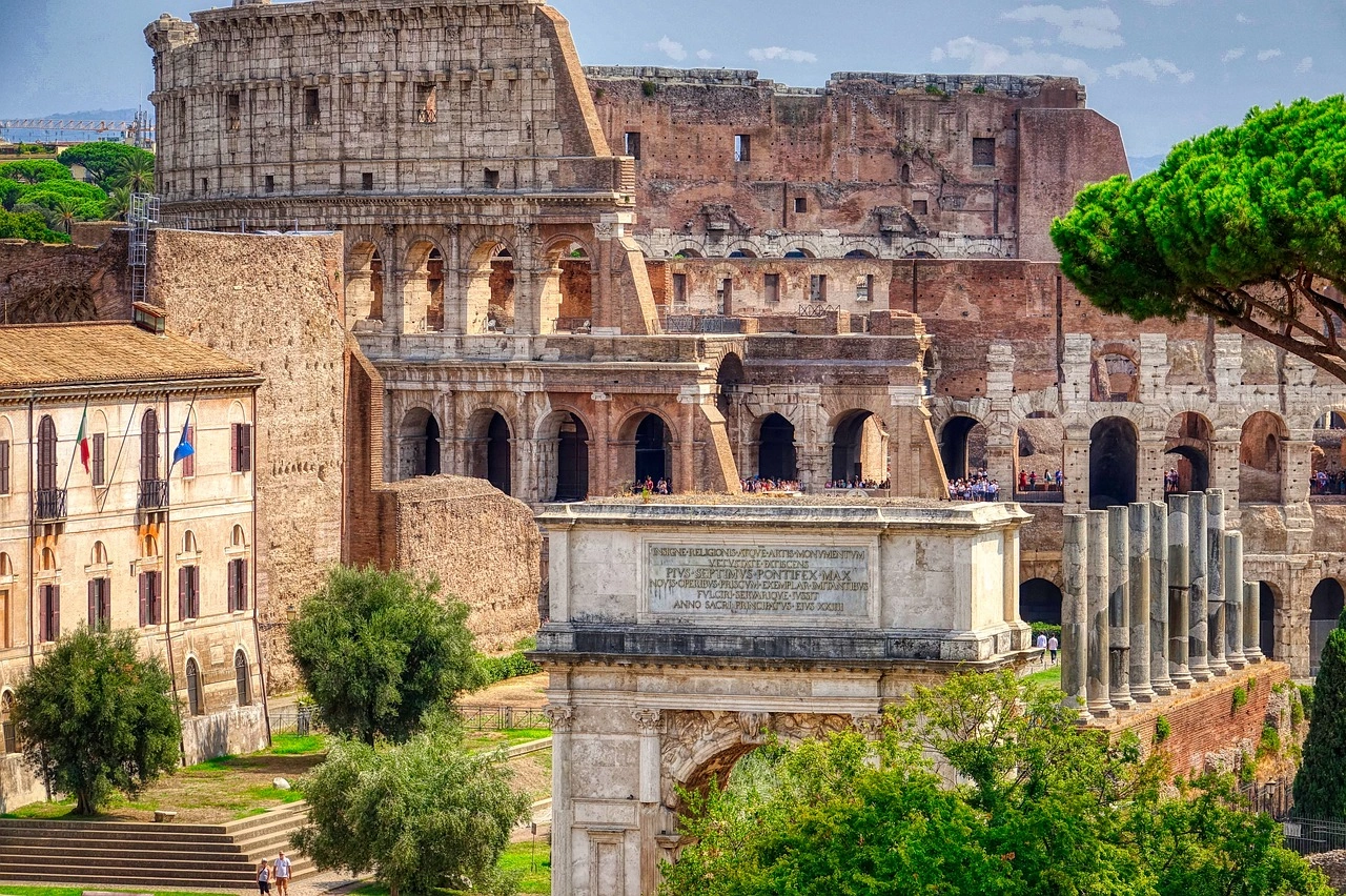 Vista del Coliseo Romano y el Arco de Tito 