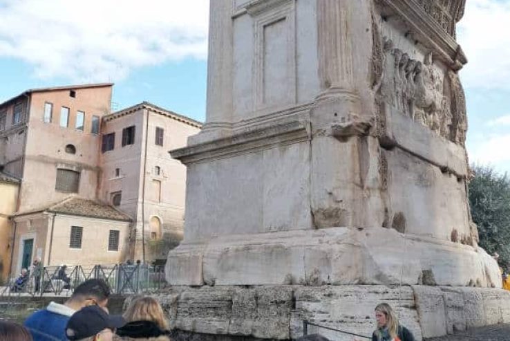 arco de tito durante tour coliseo